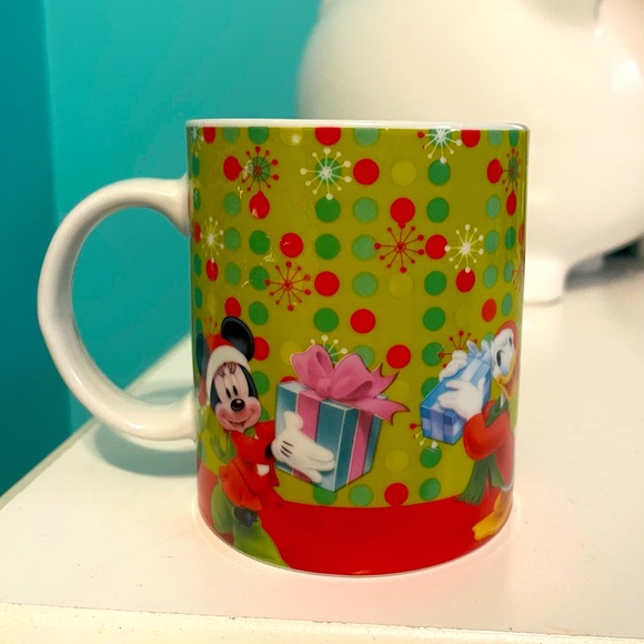 2011 Mickey and friends Christmas mug - Picture 2 of 5